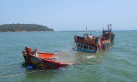Sóng đánh chìm tàu, 6 ngư dân may mắn thoát nạn