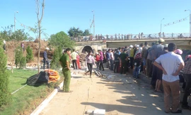 Rất đông người dân hiếu kỳ đứng xung quanh bờ sông Kỳ Cùng theo dõi sự việc. 