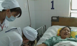 Nhọc nhằn nghề điều dưỡng