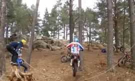 Nhảy dây bằng … xe máy