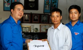 T. Ư Đoàn tặng quà nhân dân vùng bão tỉnh Nam Định, Thái Bình