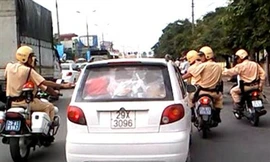 Lực lượng CSGT truy đuổi taxi điên