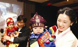 Lee Young Ae lần đầu khoe ảnh hai con sinh đôi