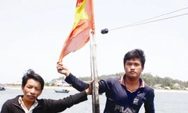 Trao tặng huy hiệu Tuổi trẻ dũng cảm cho hai ngư dân