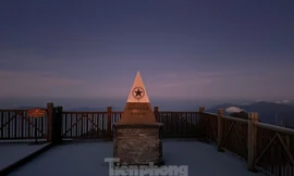 Sa Pa: Băng giá xuất hiện trên đỉnh Fansipan