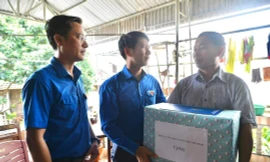 Bí thư thường trực T.Ư Đoàn thăm, tặng quà hỗ trợ người dân vùng lũ Điện Biên