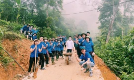 Thanh niên Yên Bái băng núi mở rộng đường giao thông nông thôn