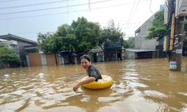 Mưa lớn, ngập sâu, người dân bơi phao trên phố Lào Cai