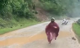 'Thót tim' cảnh cô gái bỏ xe chạy thoát thân tránh sạt lở ở Sơn La