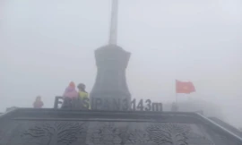 Nhiệt độ xuống 2 độ C, mưa rét, sương mù bao phủ Sa Pa