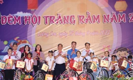 Bí thư T.Ư Đoàn Nguyễn Tường Lâm tặng quà Trung thu cho các em nhỏ ở Hòa Bình