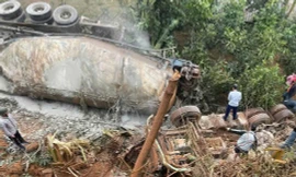 Xe đầu kéo rơi xuống vực ở Yên Bái, 2 người tử vong