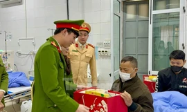 Tuổi trẻ công an Yên Bái phát mũ bảo hiểm, tặng quà bệnh nhân dịp Tết
