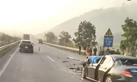 Tài xế xe Mercedes tử vong sau va chạm trên cao tốc Nội Bài - Lào Cai