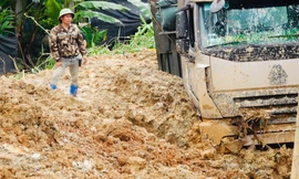 Sạt trượt dài hơn 100m gây ách tắc tỉnh lộ tại Yên Bái