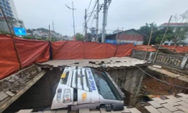 Sập hành lang cầu, xe bồn lọt thỏm hố sâu