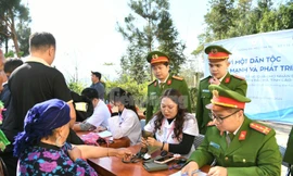 Hơn 300 người nghèo được khám, phát thuốc miễn phí ở Lào Cai