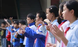 Những em bé Làng Nủ đến trường trong niềm vui mới