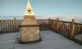 Đỉnh Fansipan xuất hiện băng giá trong ngày cuối năm