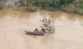 Người đàn ông lao xuống nước sâu, cứu hai cháu nhỏ trong cơn lũ dữ