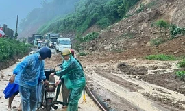 Video: Đất đá đổ sập xuống đường ở Hòa Bình, người dân bỏ chạy thoát thân 