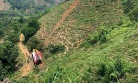 Hơn 30 người thoát nạn sau khi xe khách lao xuống vực ở Phú Thọ