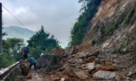 Mưa lớn ở Yên Bái khiến giao thông tê liệt, tạm dừng chạy tàu Hà Nội-Lào Cai