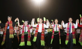 Hấp dẫn màn đại xòe của hơn 2.000 nghệ nhân ở Yên Bái