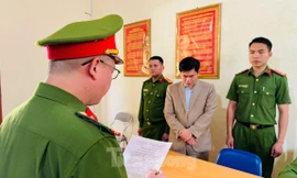 Sau vụ 11 học sinh ăn 2 gói mì tôm chan cơm ở Lào Cai: Khởi tố, tạm giam nguyên hiệu trưởng