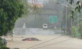 Nhà cửa, đường phố ngập sâu sau cơn mưa lớn ở Lào Cai