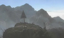 Lửa cháy ngùn ngụt trên đỉnh núi cao ở Lai Châu