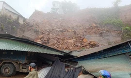 Đất đá sạt lở đè sập nhà dân ở Hà Giang