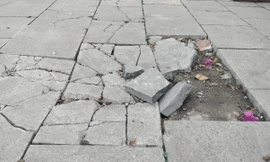 Đá lát vỉa hè ở TP Yên Bái vỡ nát dù mới đưa vào sử dụng