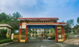 Ngã từ tầng 5 xuống sân trường, một nữ sinh nguy kịch