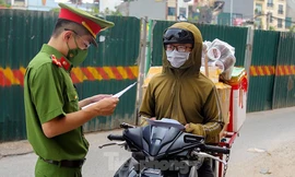 Lực lượng chức năng kiểm tra giấy tờ của shipper giao hàng trong thời gian Hà Nội giãn cách (Ảnh: Hoàng Mạnh Thắng)