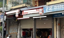 'Đột nhập' phố kinh doanh sầm uất bậc nhất Hà Nội đóng cửa bất thường
