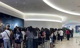 Hà Nội: Hàng quán, rạp chiếu phim nườm nượp khách ngày cuối nghỉ Tết 