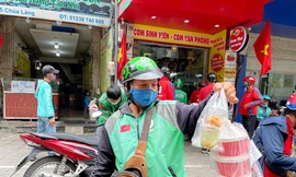 Hàng quán chỉ bán mang về, shipper 'nổ' đơn đôm đốp