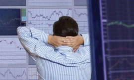 Chứng khoán lập đỉnh, lãnh đạo doanh nghiệp cùng người nhà đổ xô bán cổ phiếu