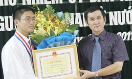 Lê Anh Dũng nhận bằng khen của Ủy ban Nhà nước về người Việt Nam ở nước ngoài