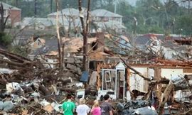 Lốc xoáy làm hơn 300 người chết