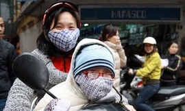 Đưa con đi học ngày rét