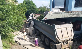 Xe đầu kéo chạy tốc độ cao mất lái đâm vào nhà dân