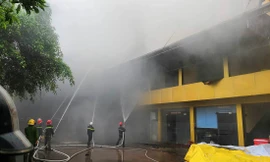 [CẬP NHẬT] Cháy tổ hợp giải trí lớn nhất TP. Vinh, một người chết