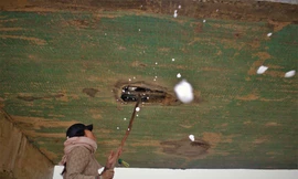 Cận cảnh cầu tiền tỷ bong tróc để lộ xốp, thép hoen gỉ ra ngoài