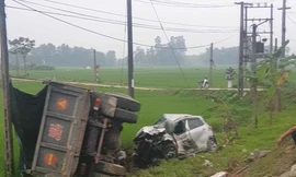 Lao xuống ruộng, ô tô nát bét sau đấu đầu với xe tải
