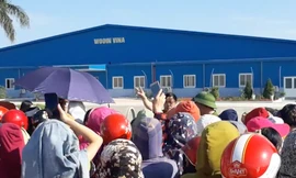 Hàng trăm công nhân nhà máy may ‘đội nắng’ đình công đòi quyền lợi