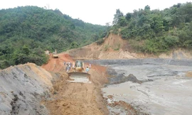 Một phụ nữ tử vong khi lún chân xuống bùn