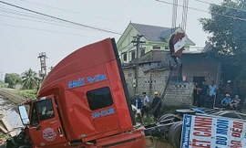 Xe đầu kéo mất lái 'bay' qua kênh thủy lợi