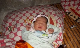 Phát hiện bé gái sơ sinh bị bỏ rơi bên vệ đường vào tinh mơ 